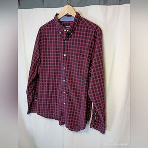 Classic American Eagle long-sleeve button-down in a bold red/navy plaid